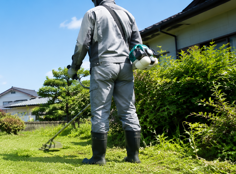 草刈り作業中の便利屋あんばいスタッフ