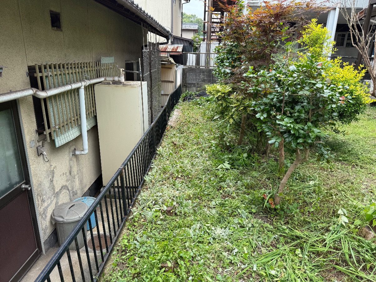 浅口市鴨方町 草刈りと庭木の伐採 作業後の建物脇の通路 便利屋あんばい