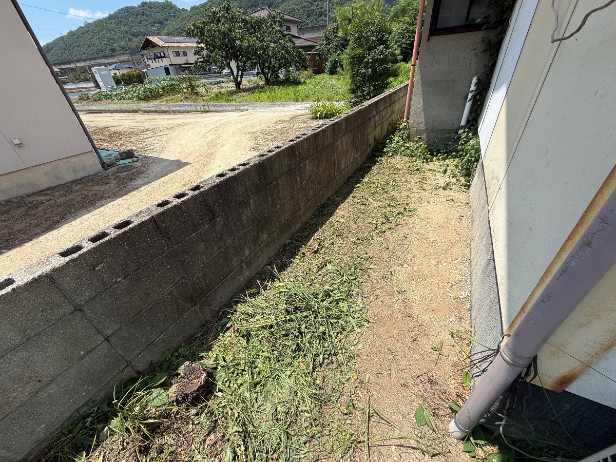 福山市神辺町 草刈り作業後のブロック塀沿いの通路