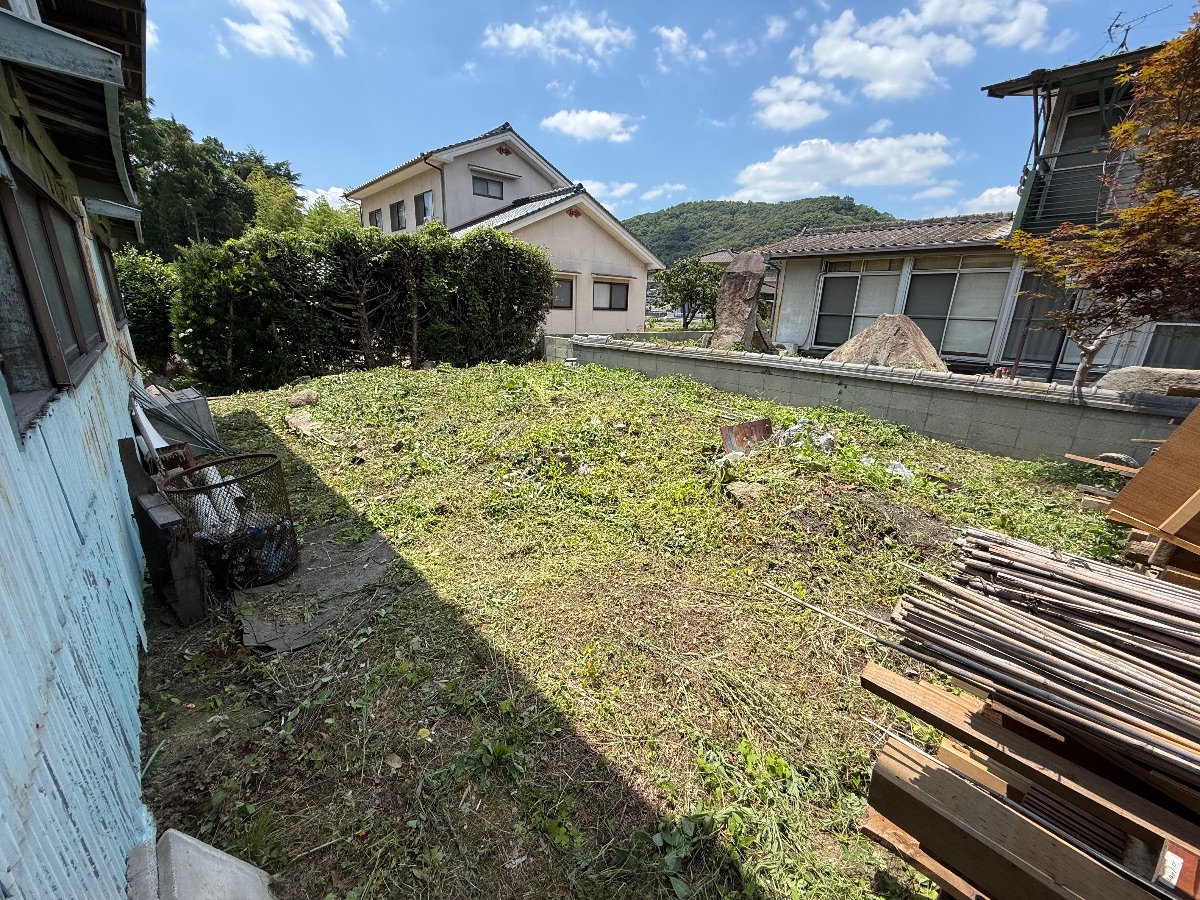 福山市神辺町 草刈り作業後の資材置き場