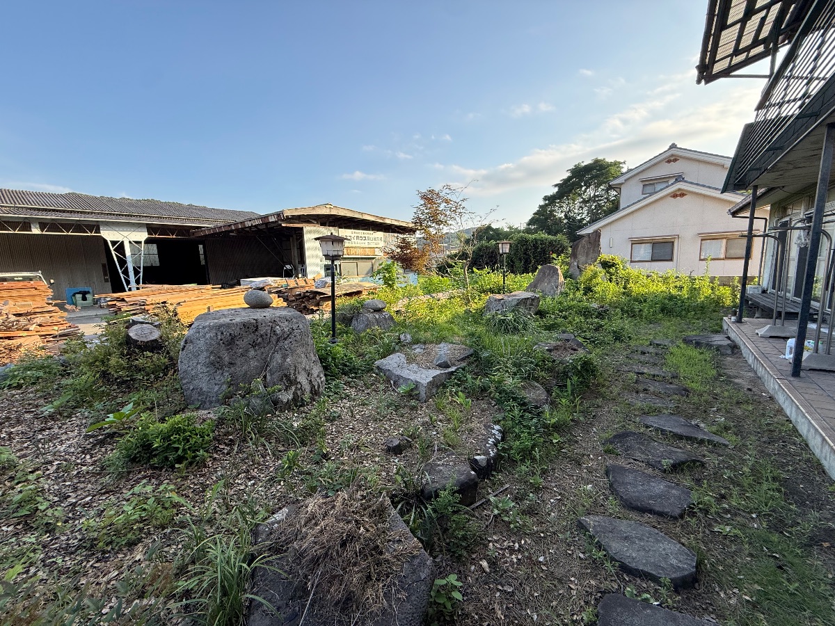 福山市神辺町 草刈り作業前の玄関前のお庭