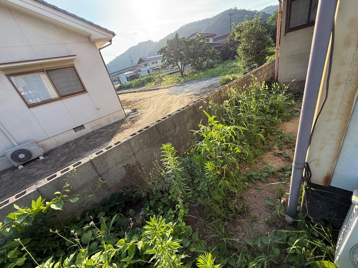 福山市神辺町 草刈り作業前のブロック塀沿いの通路