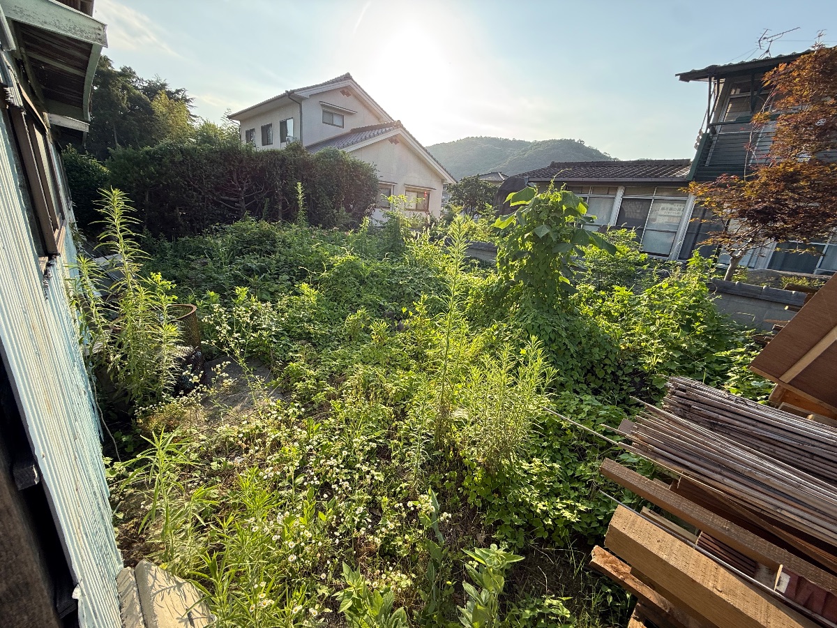 福山市神辺町 草刈り作業前の資材置き場