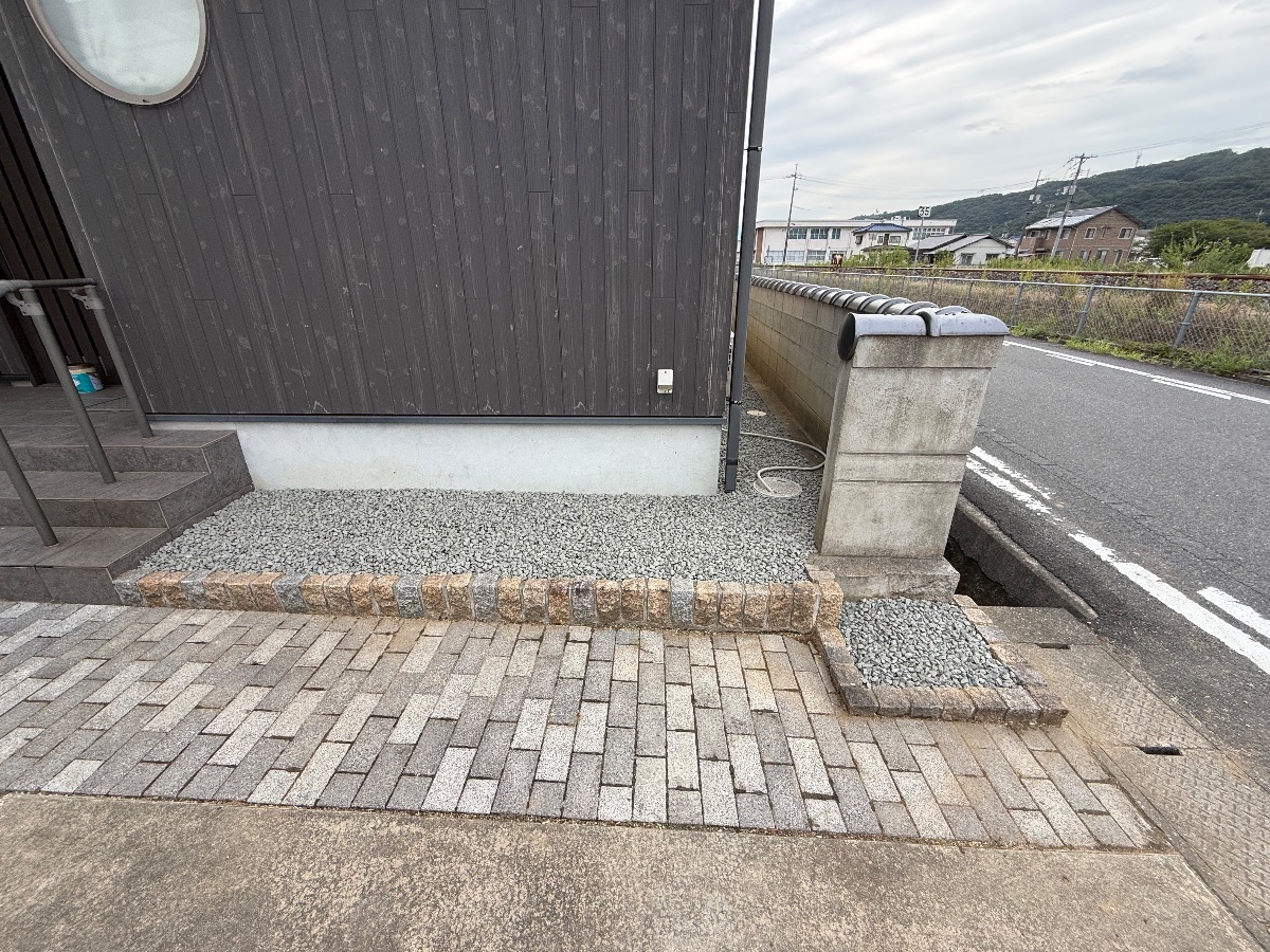 井原市 防草シート＋バラス敷き施工後の玄関前