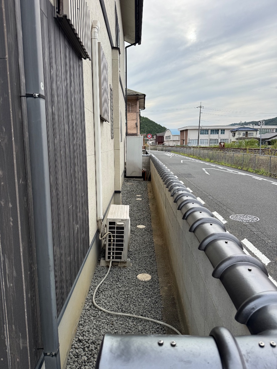 井原市 防草シート＋バラス敷き施工後の建物側面の通路