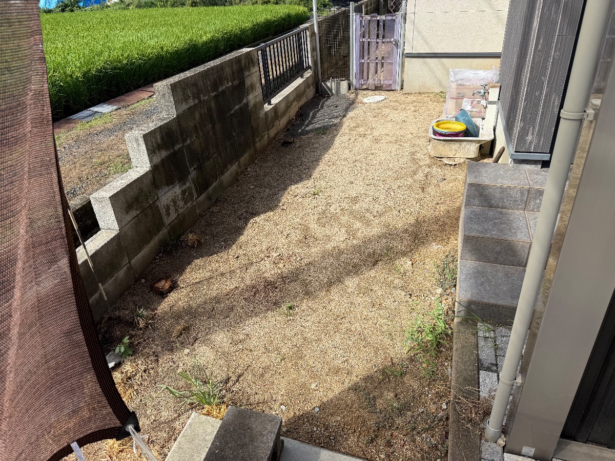 井原市 防草シート施工前 塀ぎわの土の通路