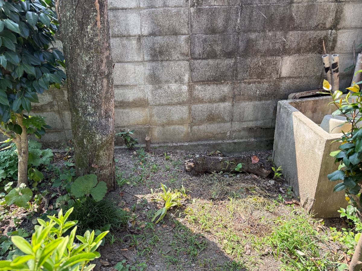 井原市高屋町 草木の袋回収の作業後・片付いたお庭の隅
