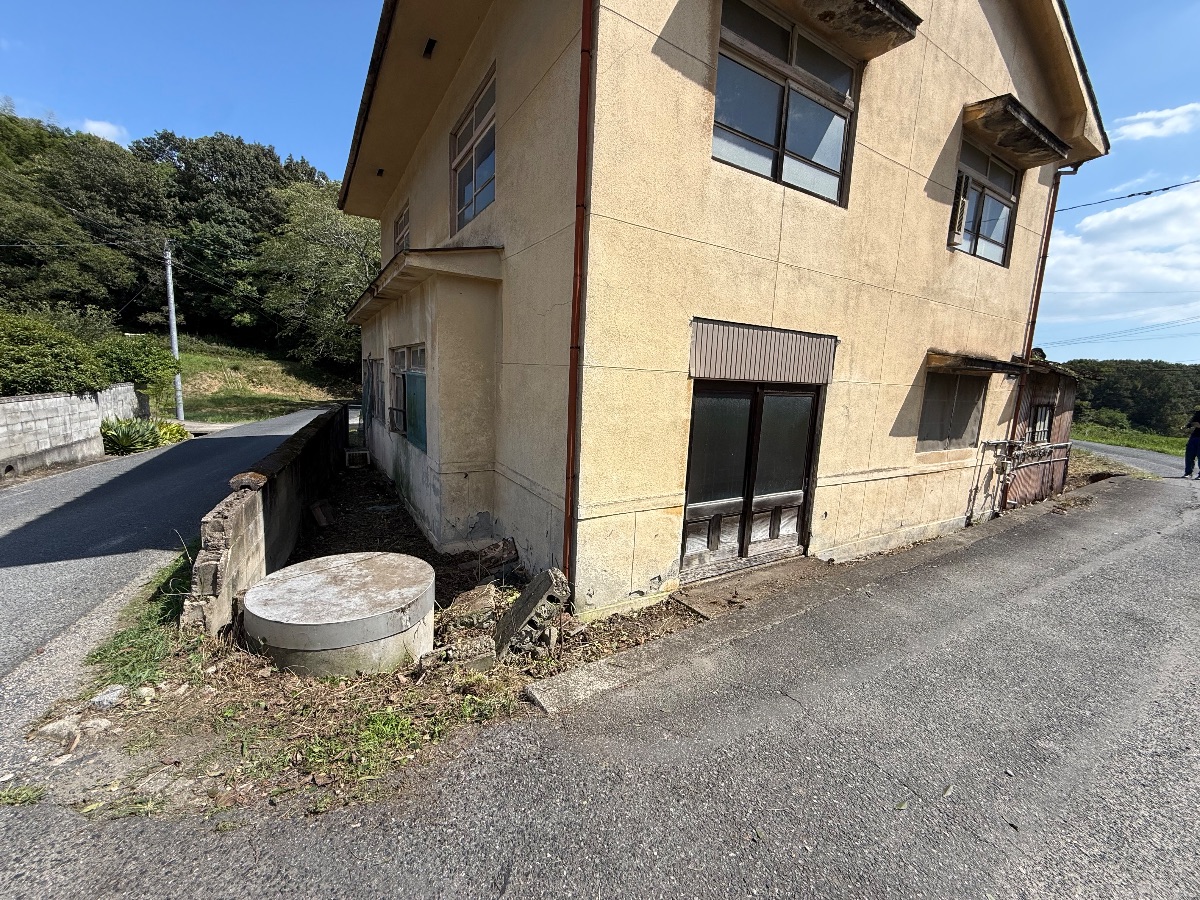 笠岡市 草刈りと雑木の伐採 作業後の建物の角まわり 便利屋あんばい