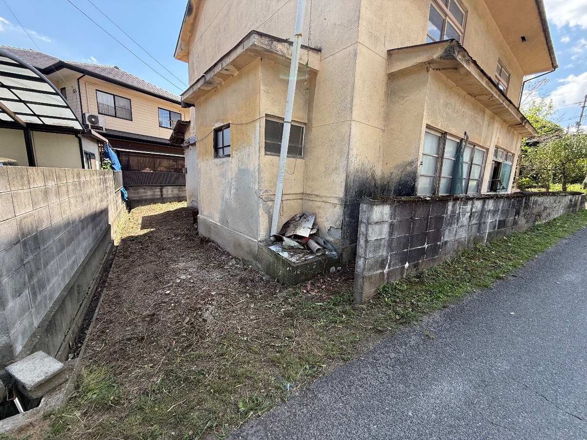 笠岡市 草刈りと雑木の伐採 作業後のブロック塀沿い 便利屋あんばい
