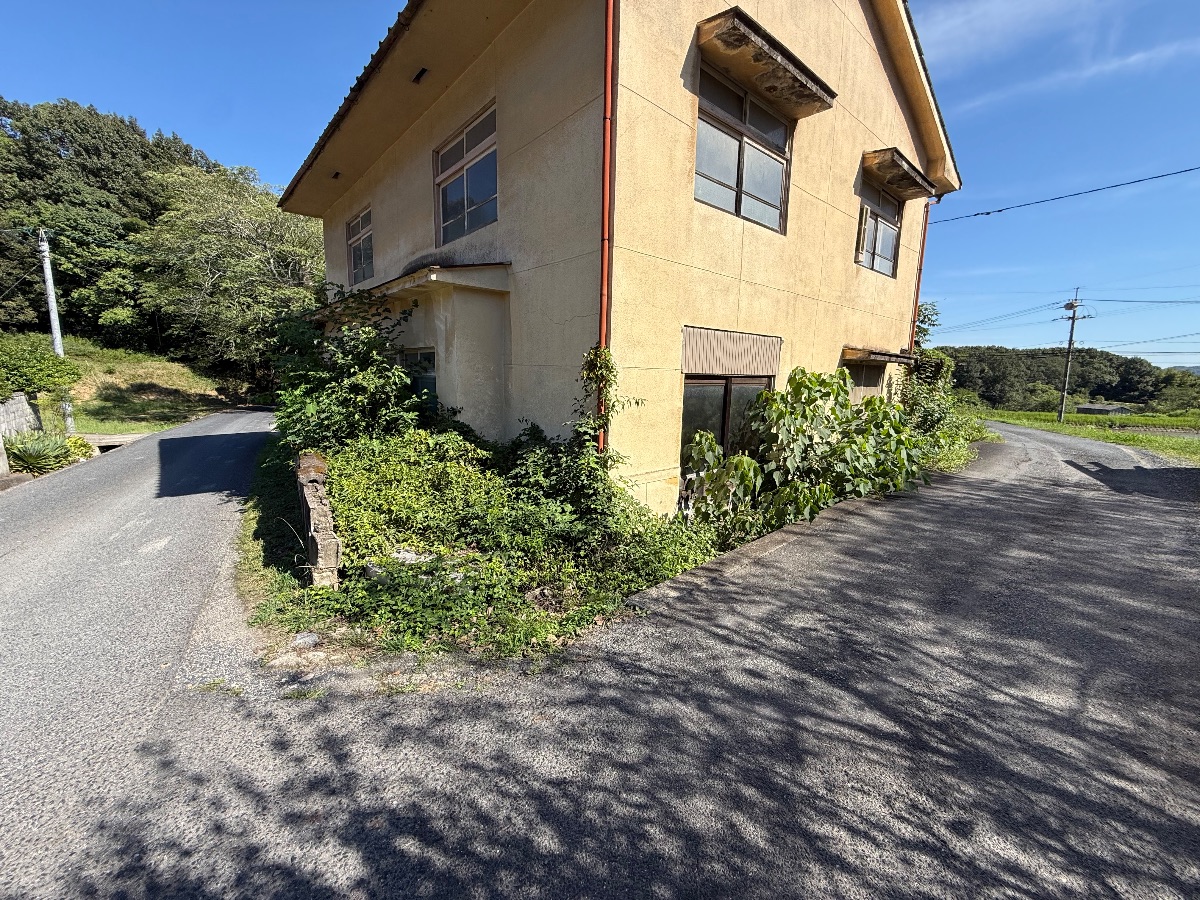笠岡市 草刈りと雑木の伐採 作業前の建物の角まわり 便利屋あんばい
