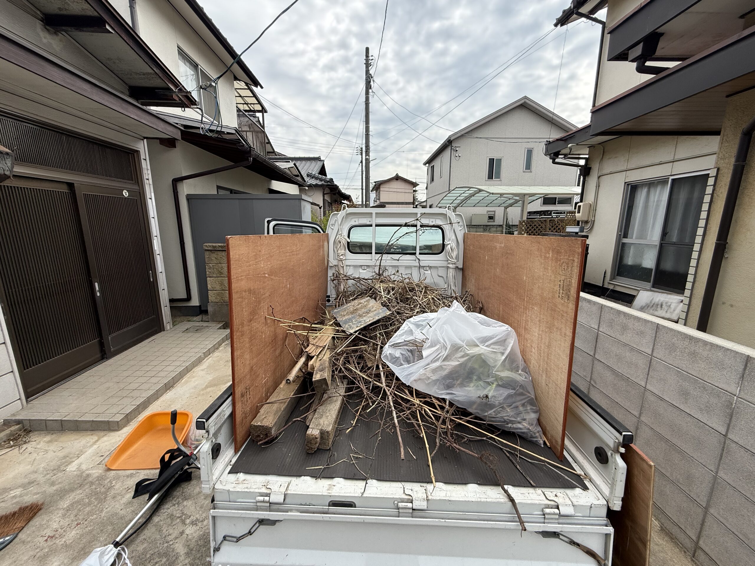 回収した草木をトラックに積み込み
